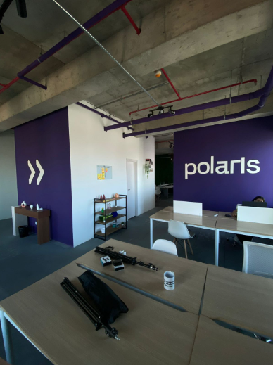 Escritório da Polaris em fase inicial da história